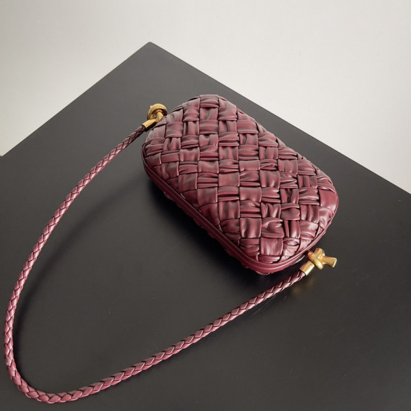 bo*te*ga Ve*ne*ta knot minaudiere on strap
