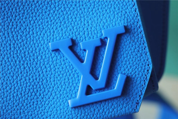 l0*is V*t0n takeoff slingbag