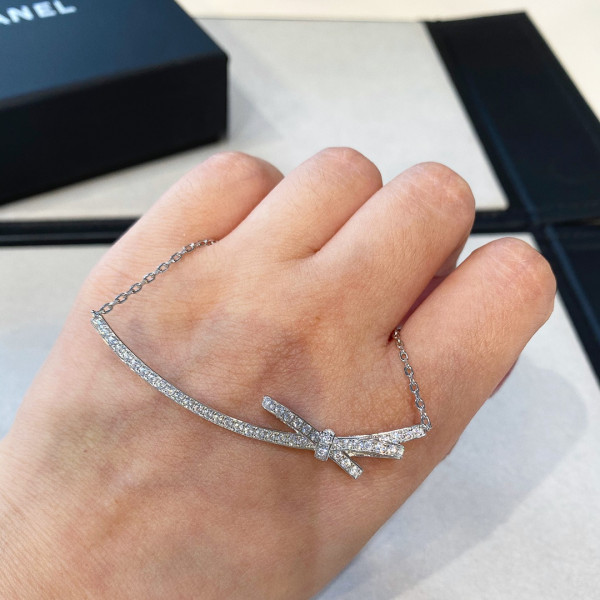CL NECKLACE