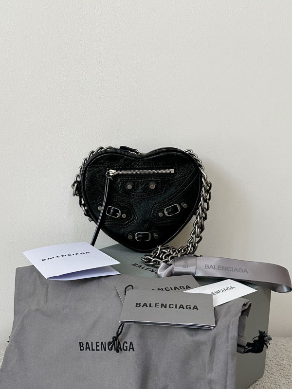 Ba*len*cia*ga  le cagole heart mini metallic crinkled-leather shoulder bag