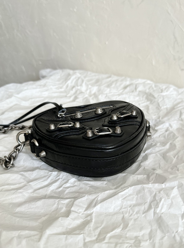 Ba*len*cia*ga  le cagole heart mini metallic crinkled-leather shoulder bag