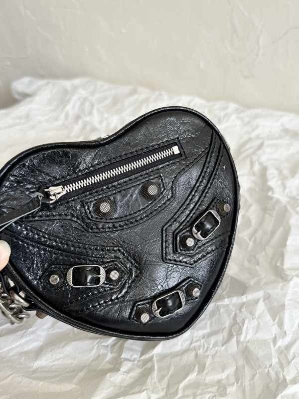 Ba*len*cia*ga  le cagole heart mini metallic crinkled-leather shoulder bag