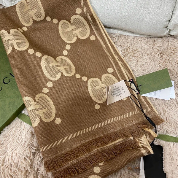 G*u*i scarf
