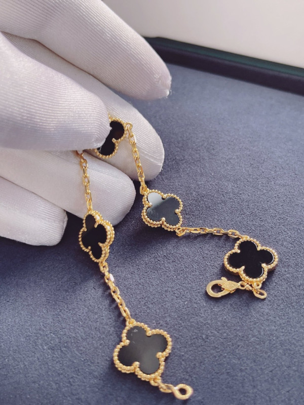 V*N CL*F & arpels perlée bracelet