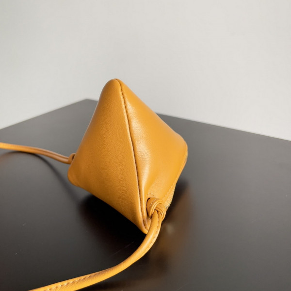 bo*te*ga Ve*ne*ta pouch on strap