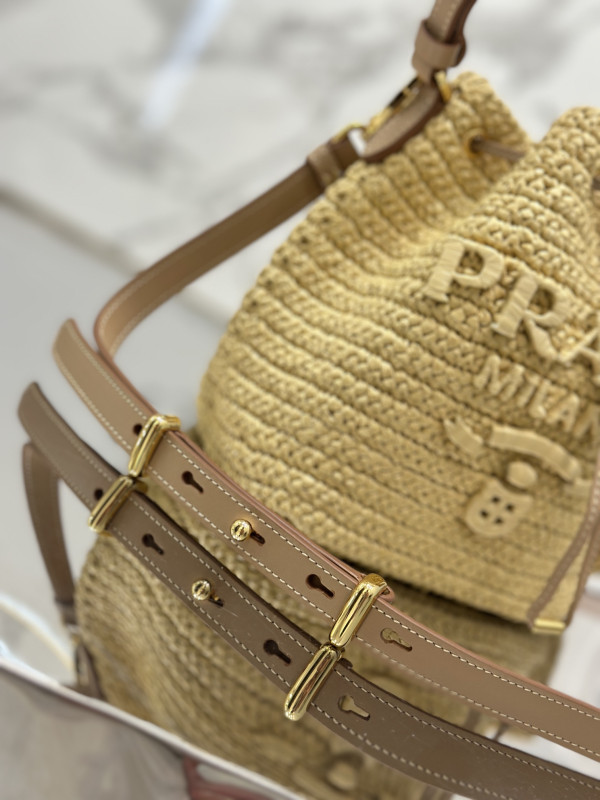 Pra*a  bucket bag