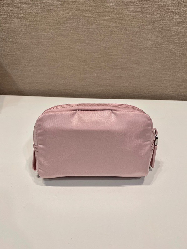Pra*a re-nylon necessaire