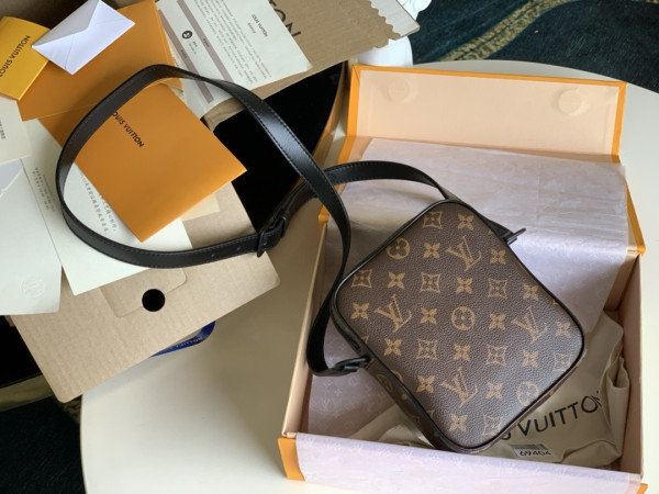 l0*is V*t0n christopher wearable wallet