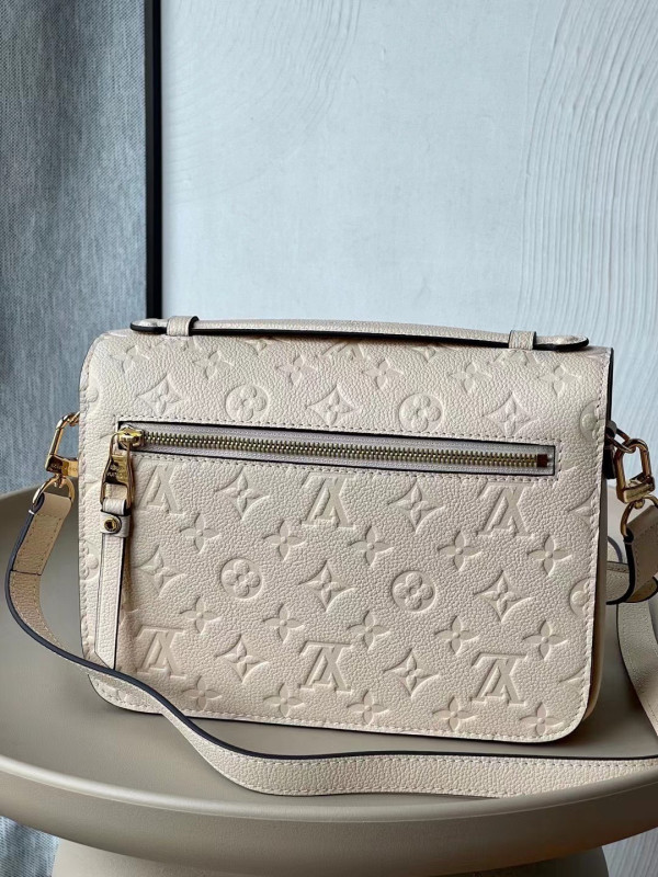 l0*is V*t0n pochette metis east west