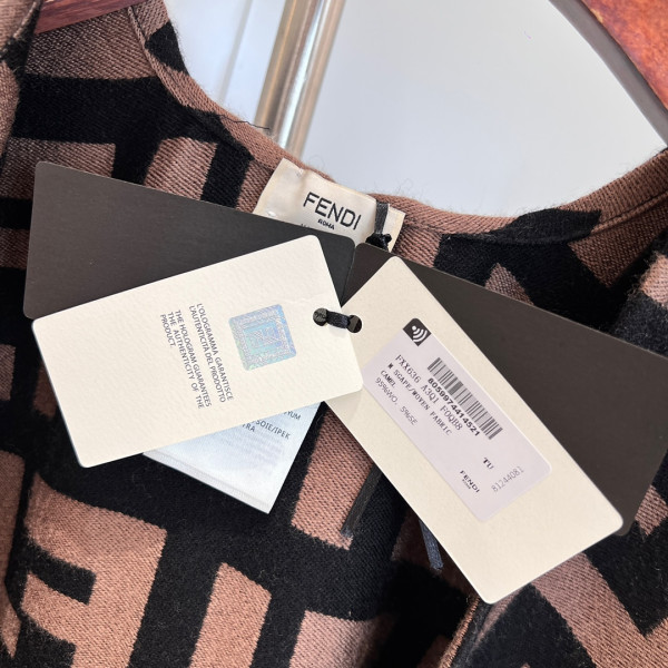 F**di poncho