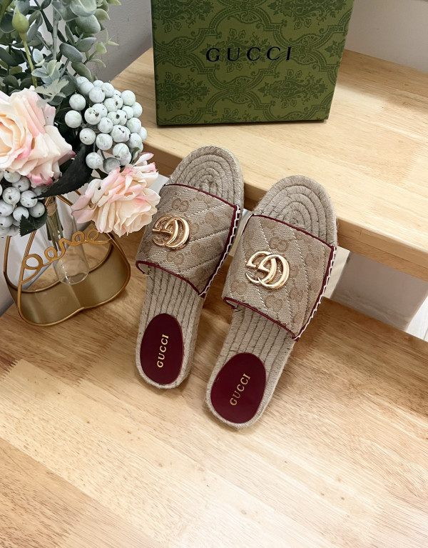 G*u*i slide sandals