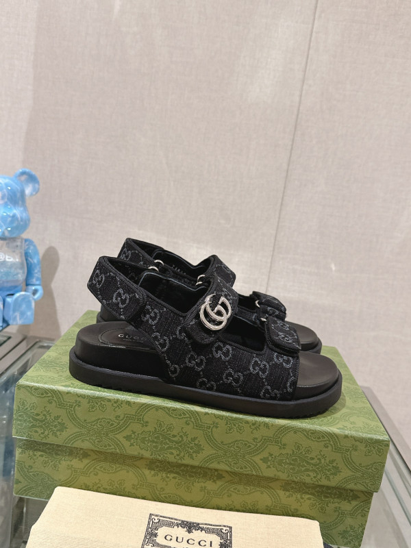 G*u*i slide sandals