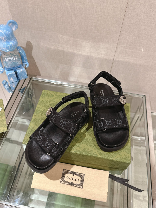 G*u*i slide sandals