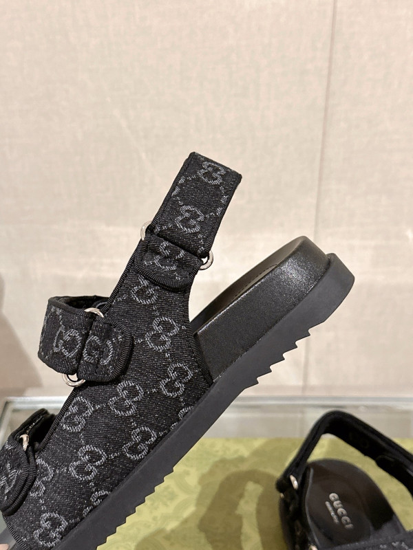 G*u*i slide sandals