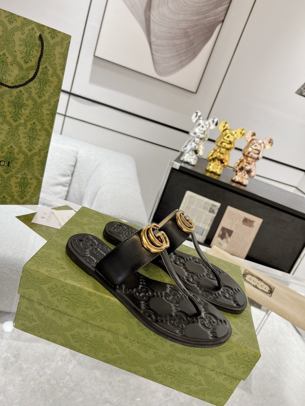 G*u*i slide sandals