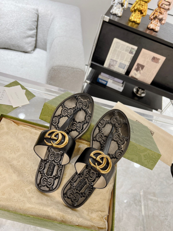G*u*i slide sandals