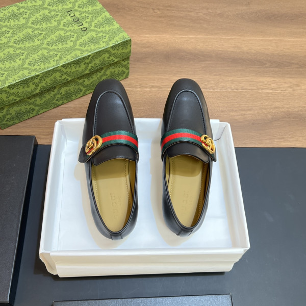 G*u*i men loafer