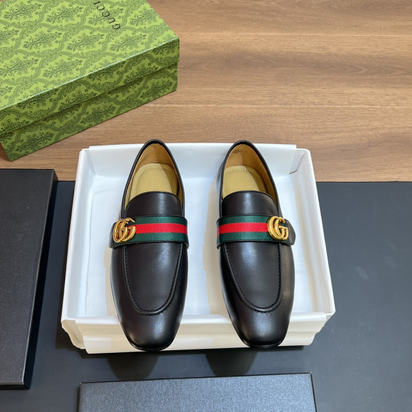 G*u*i men loafer