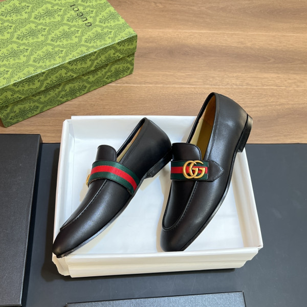 G*u*i men loafer