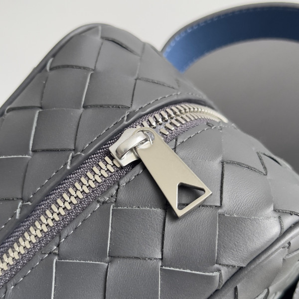 bo*te*ga Ve*ne*ta intrecciato leather wallet-on-strap