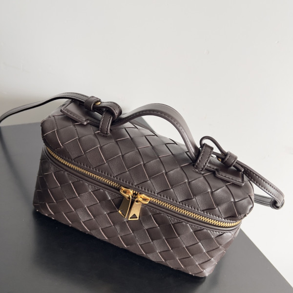 bo*te*ga Ve*ne*ta  vanity case crossbody bag