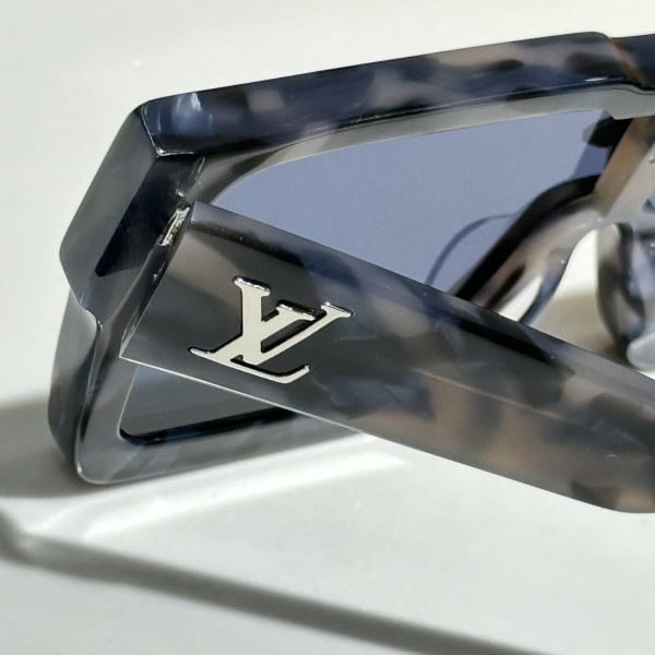 louvis V*t0n sunglasses