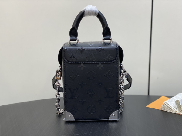 l0*is V*t0n camera box monogram canvas