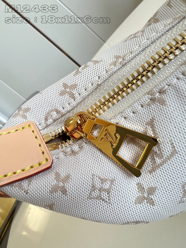 l0*is V*t0n hills pochette