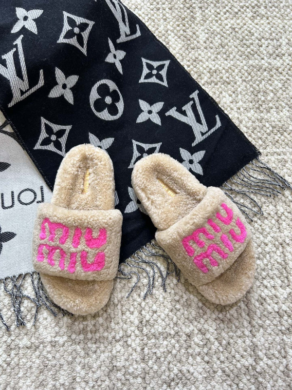 M*um*u sandals