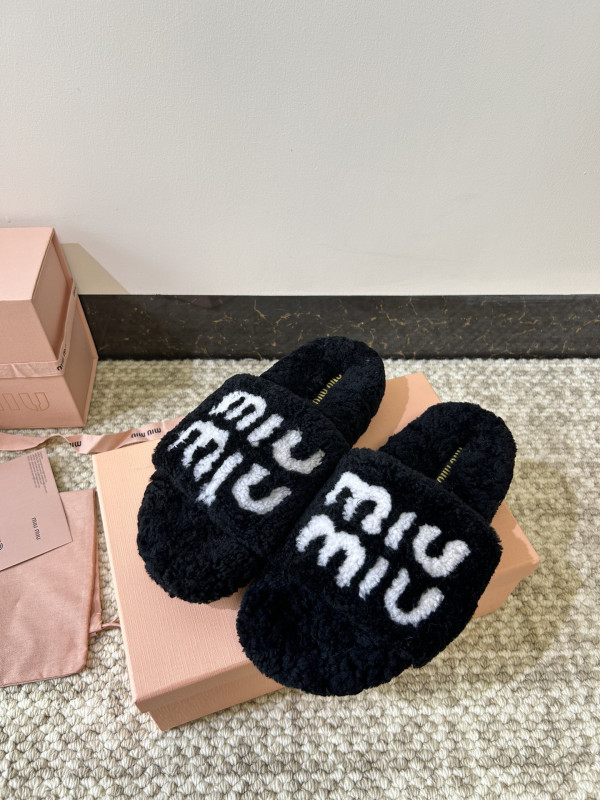 M*um*u sandals
