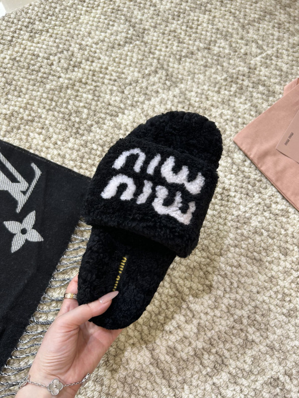 M*um*u sandals