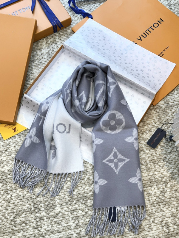 l0*is V*t0n scarf