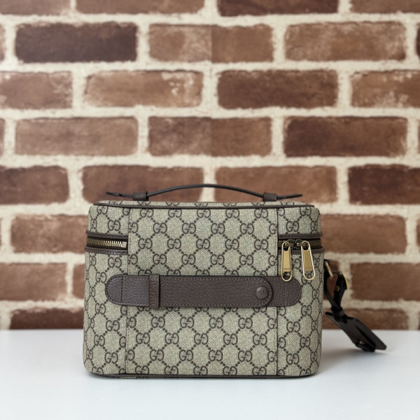 G*u*i porter medium travel bag
