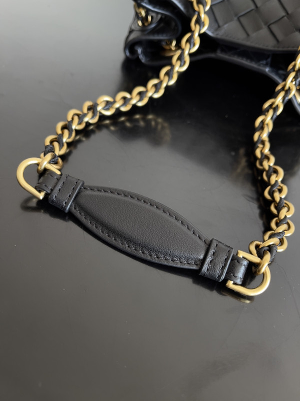 bo*te*ga Ve*ne*ta small parachute chain
