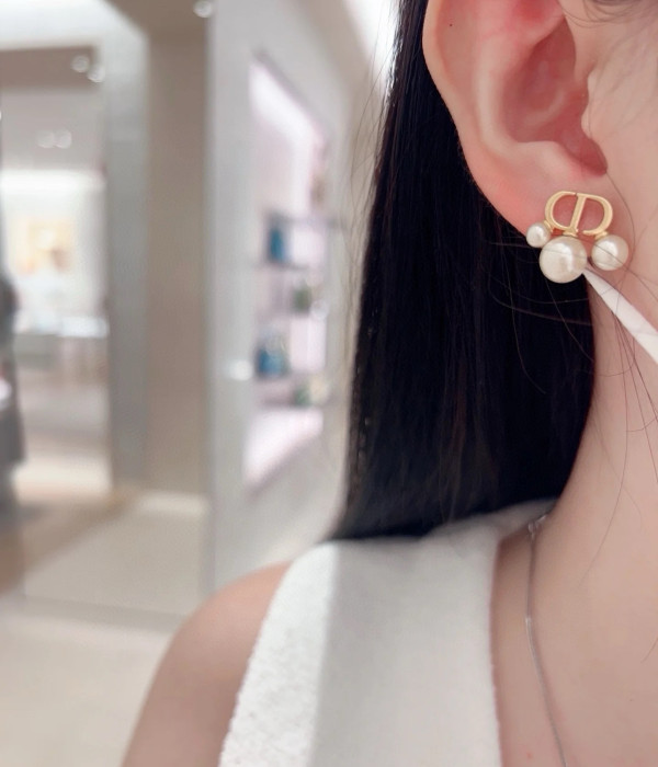 DI0R EARRINGS