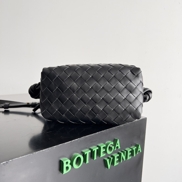 bo*te*ga Ve*ne*ta loop top handle