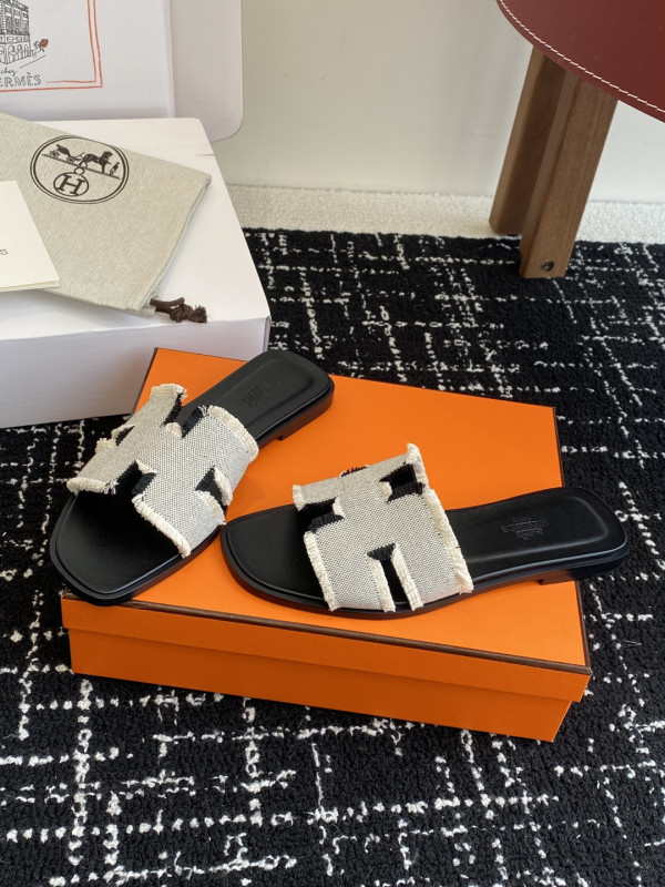 H**mes sandals