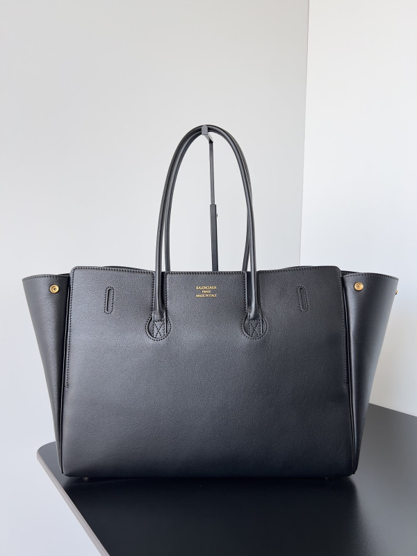 Ba*len*cia*ga bel air medium carry all bag
