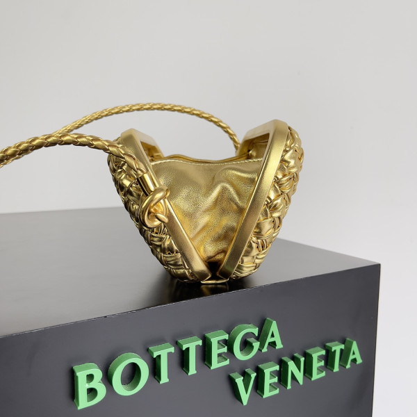 bo*te*ga Ve*ne*ta knot minaudiere on strap