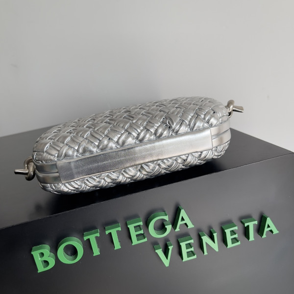 bo*te*ga Ve*ne*ta knot minaudiere on strap