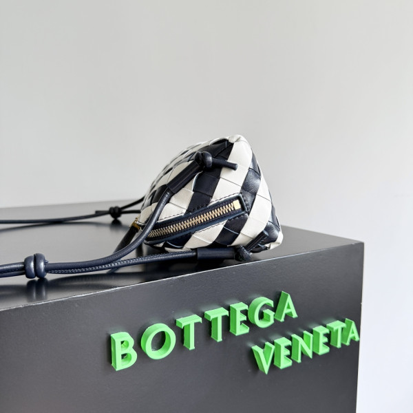 bo*te*ga Ve*ne*ta concert pouch