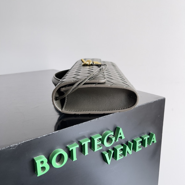 bo*te*ga Ve*ne*ta long clutch andiamo with handle-31*13*3cm