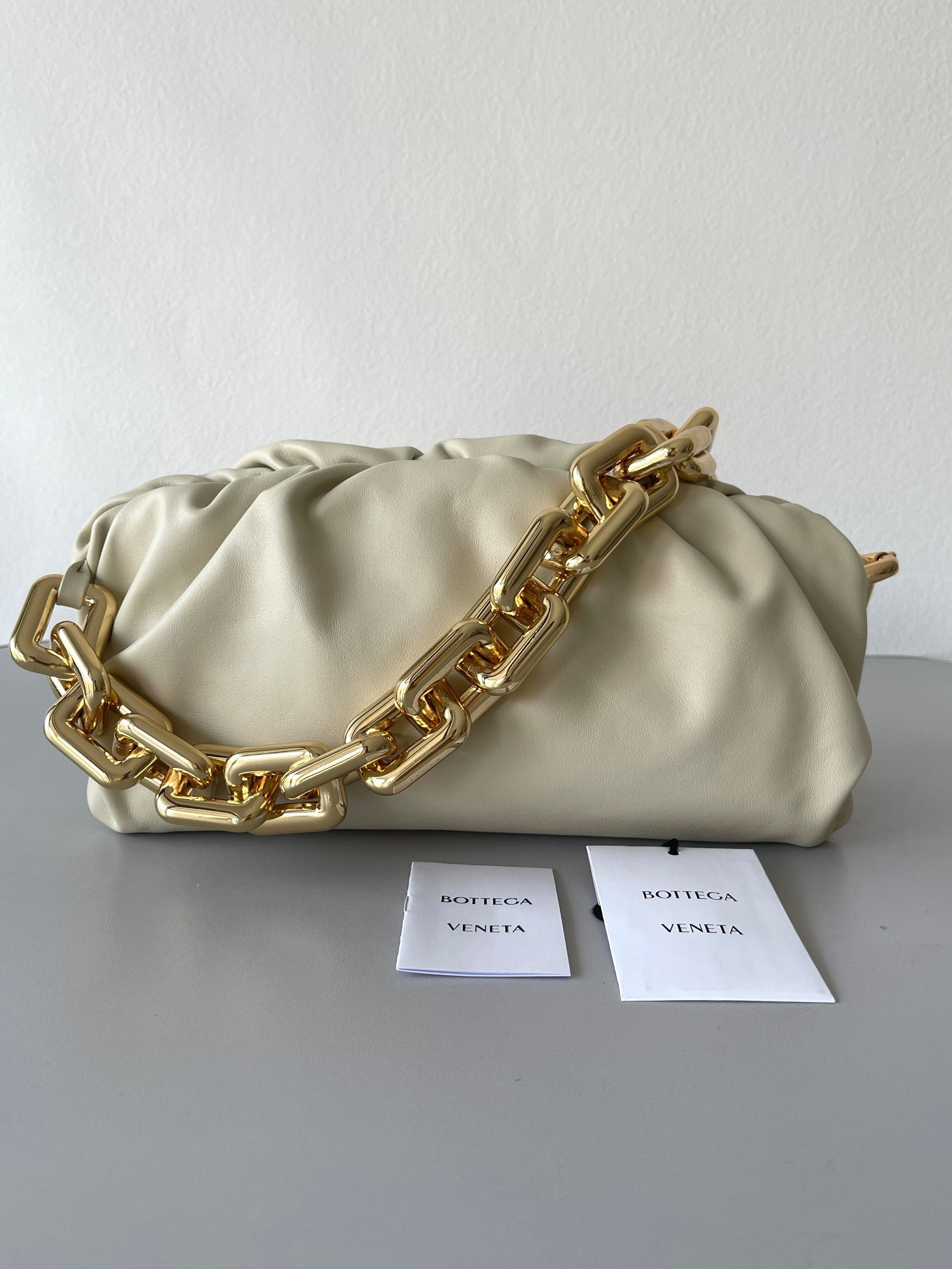 bo*te*ga Ve*ne*ta the chain pouch