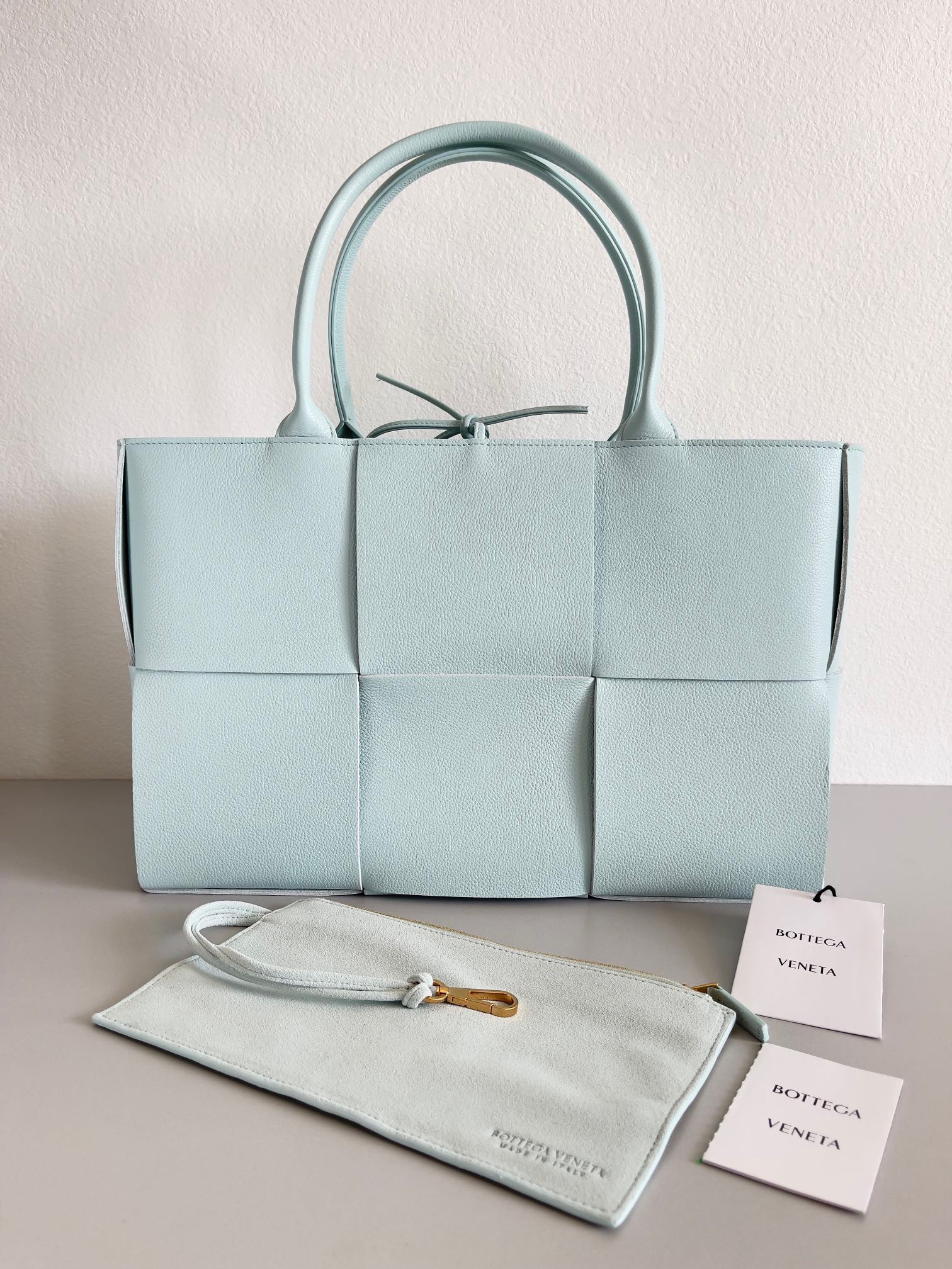 bo*te*ga Ve*ne*ta arco medium tote