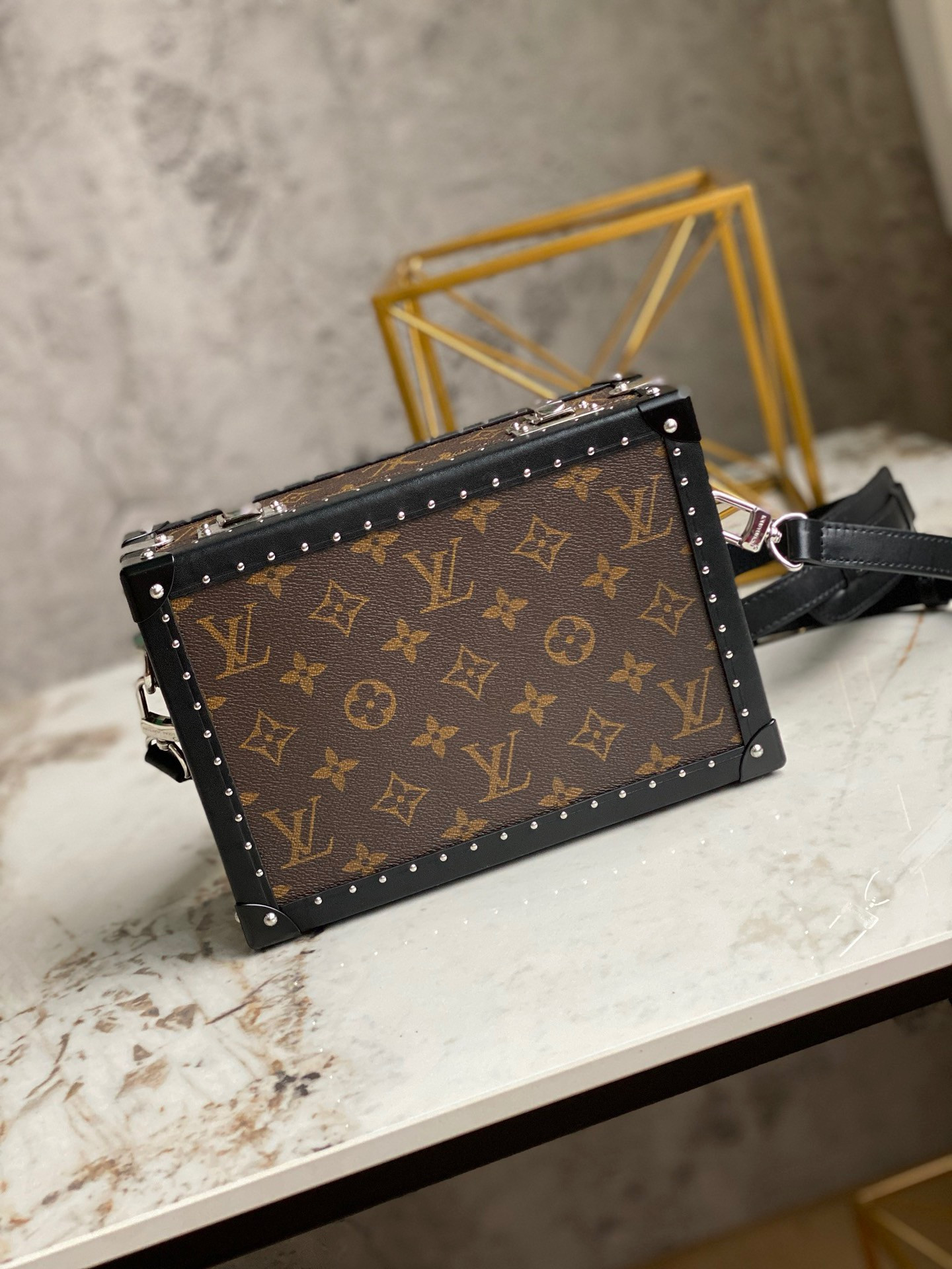 l0*is V*t0n clutch box