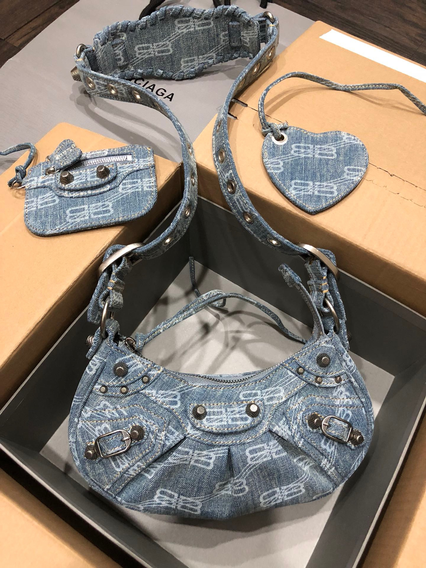 Ba*len*cia*ga women's le cagole xs shoulder bag
