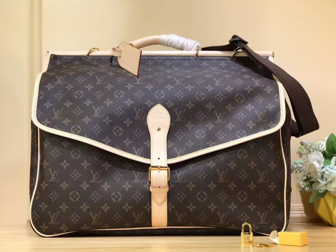 l0*is V*t0n hunting bag