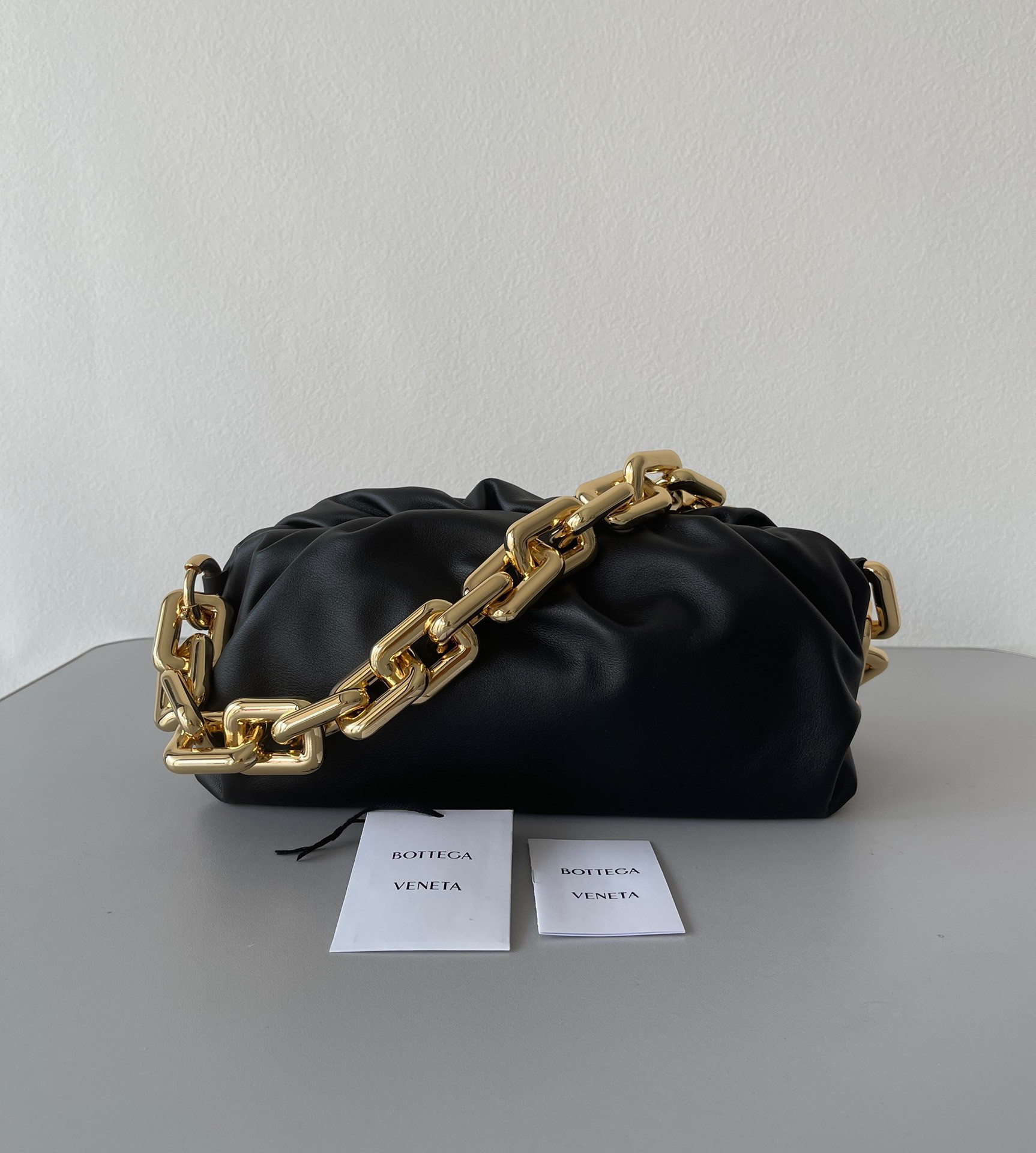 bo*te*ga Ve*ne*ta the chain pouch