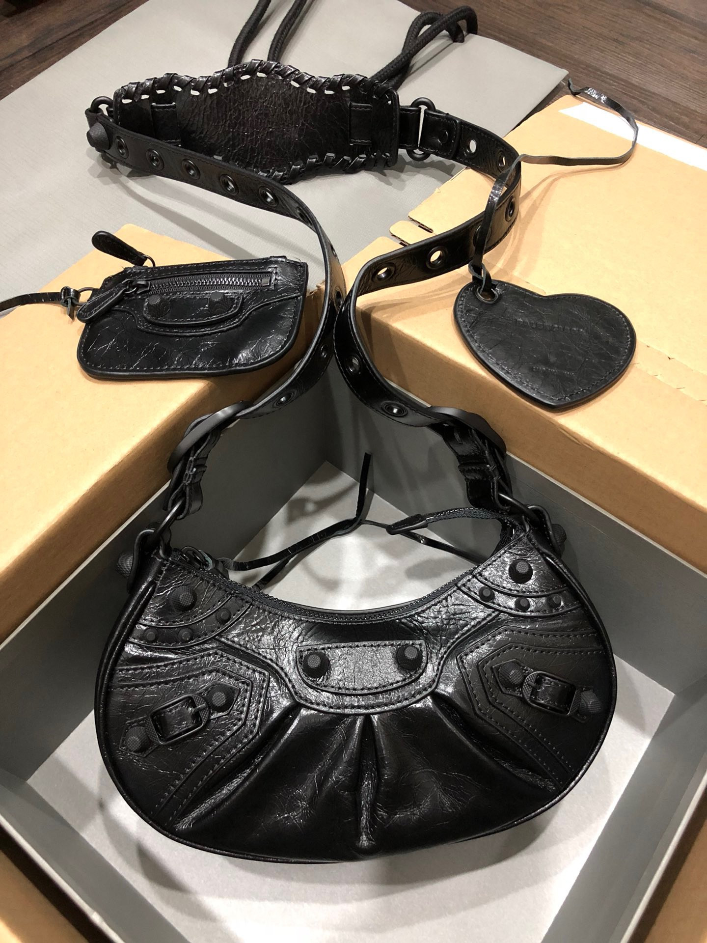Ba*len*cia*ga women's le cagole xs shoulder bag