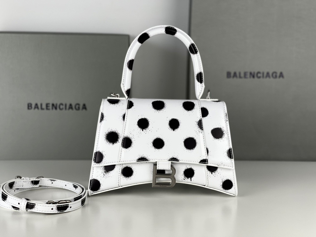Ba*len*cia*ga hourglass